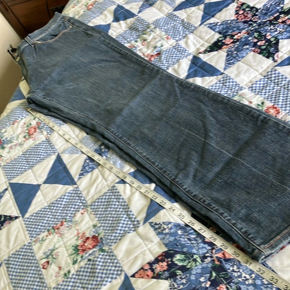 Levi's Classic Blue Jeans - Picture 6 of 6